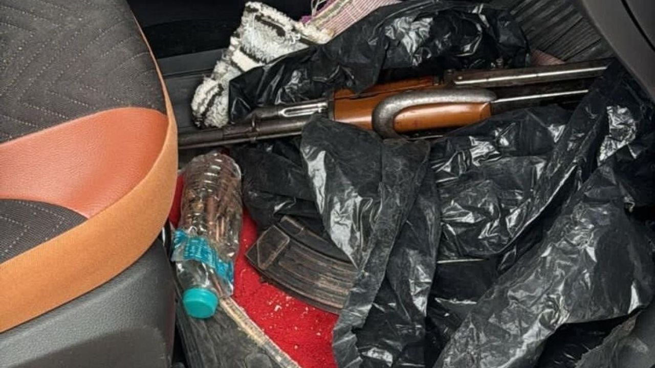 Adana'da durdurulan araçta AK-47 ve mermiler ele geçirildi; 2 şüpheli tutuklandı