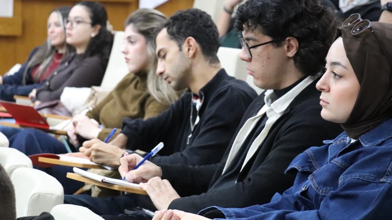 Adana'da 'Geleceğin Liderleri Akademisi' — Üniversite öğrenci topluluk başkanlarına liderlik eğitimi