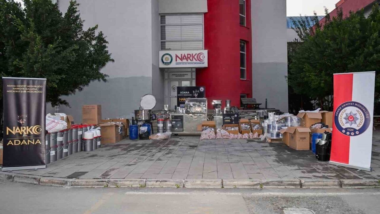 Adana’da geri dönüşüm merkezinde uyuşturucu üretimi: 262 bin 473 hap ve 833,5 kg hammadde ele geçirildi