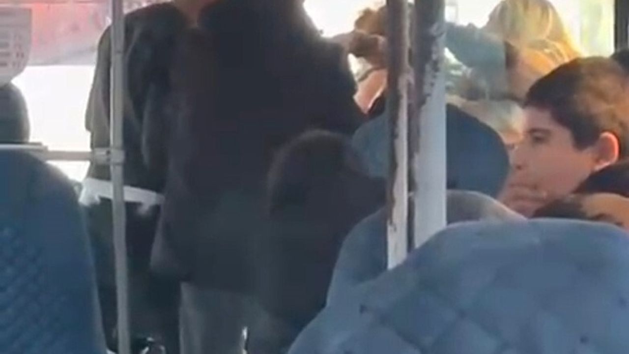 Adana'da halk otobüsünde şoför ile kadın yolcu arasında kavga — Görüntüler cep telefonu kamerasında