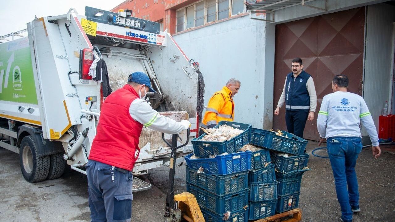 Adana'da ihbar üzerine depoda bulunan 25 kasa kokmuş tavuk imha edildi