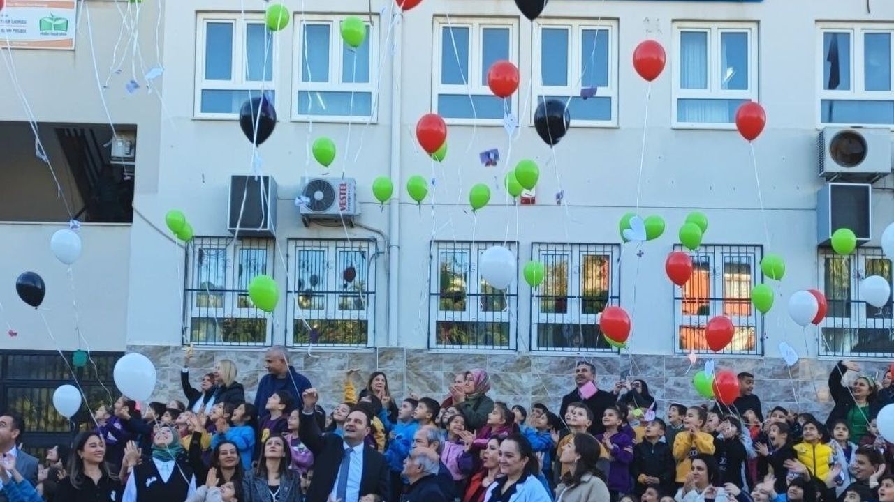 Adana'da ilkokul öğrencileri Gazze için 'barış' ve 'özgürlük' dileklerini balonlarla gönderdi