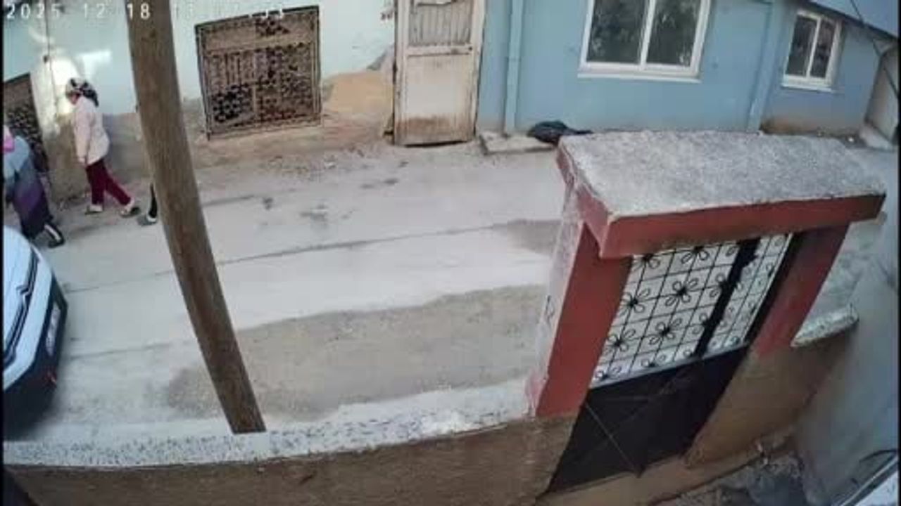 Adana'da kargocu araçtan inmeden paketi bahçeye fırlattı; güvenlik kamerası kaydetti