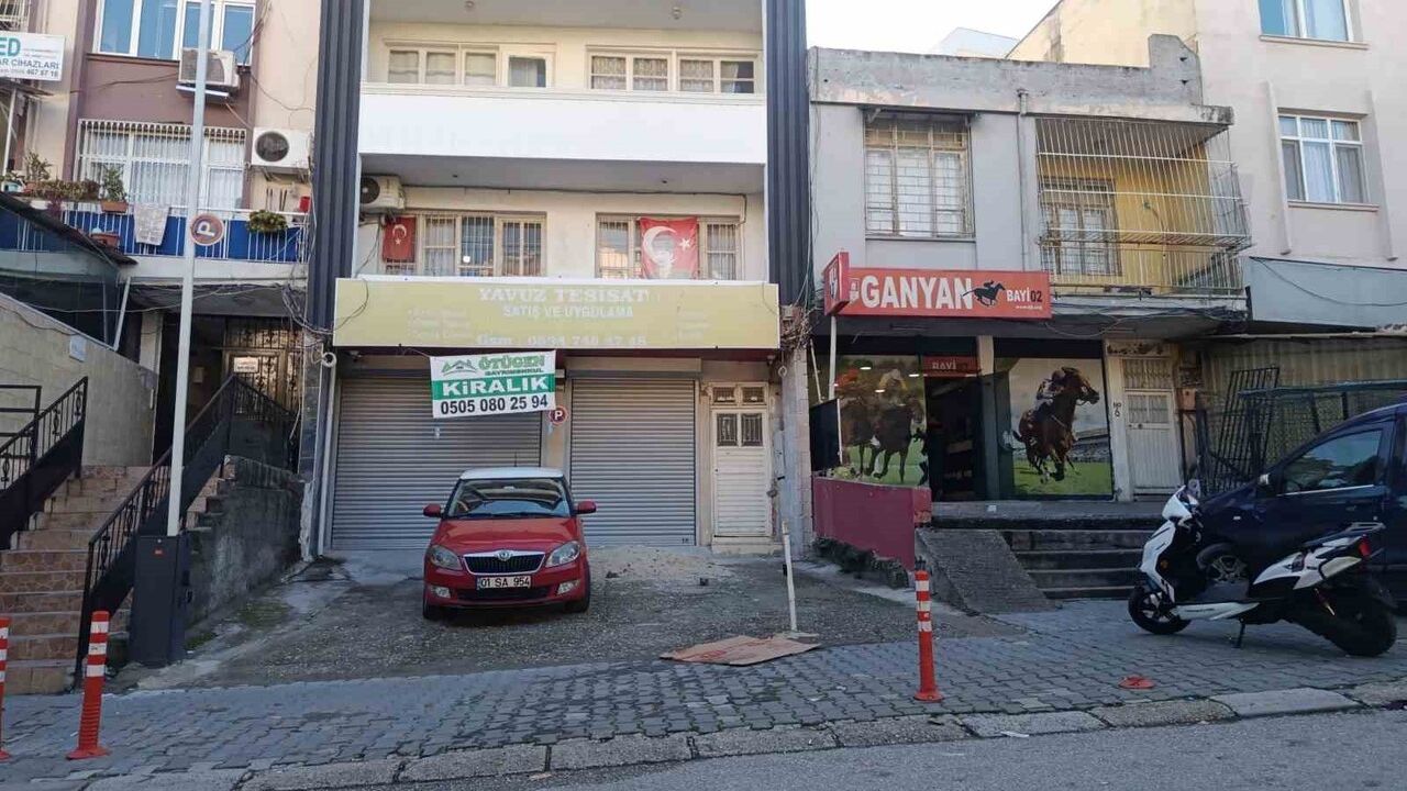 Adana'da komşusunu sokakta tabancayla vurarak ağır yaraladı