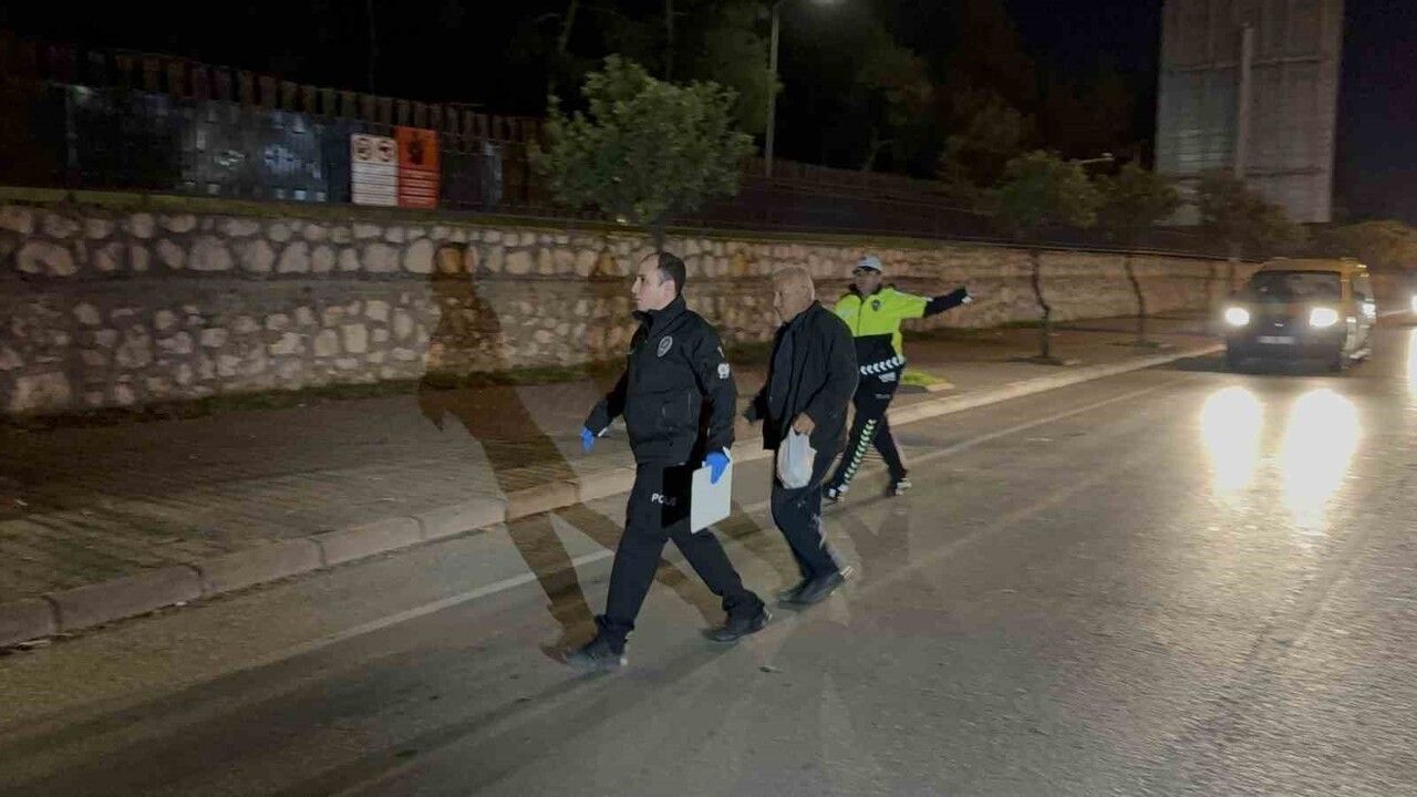 Adana’da lüks otomobil kamyona arkadan çarptı: 1 ölü, 2 yaralı