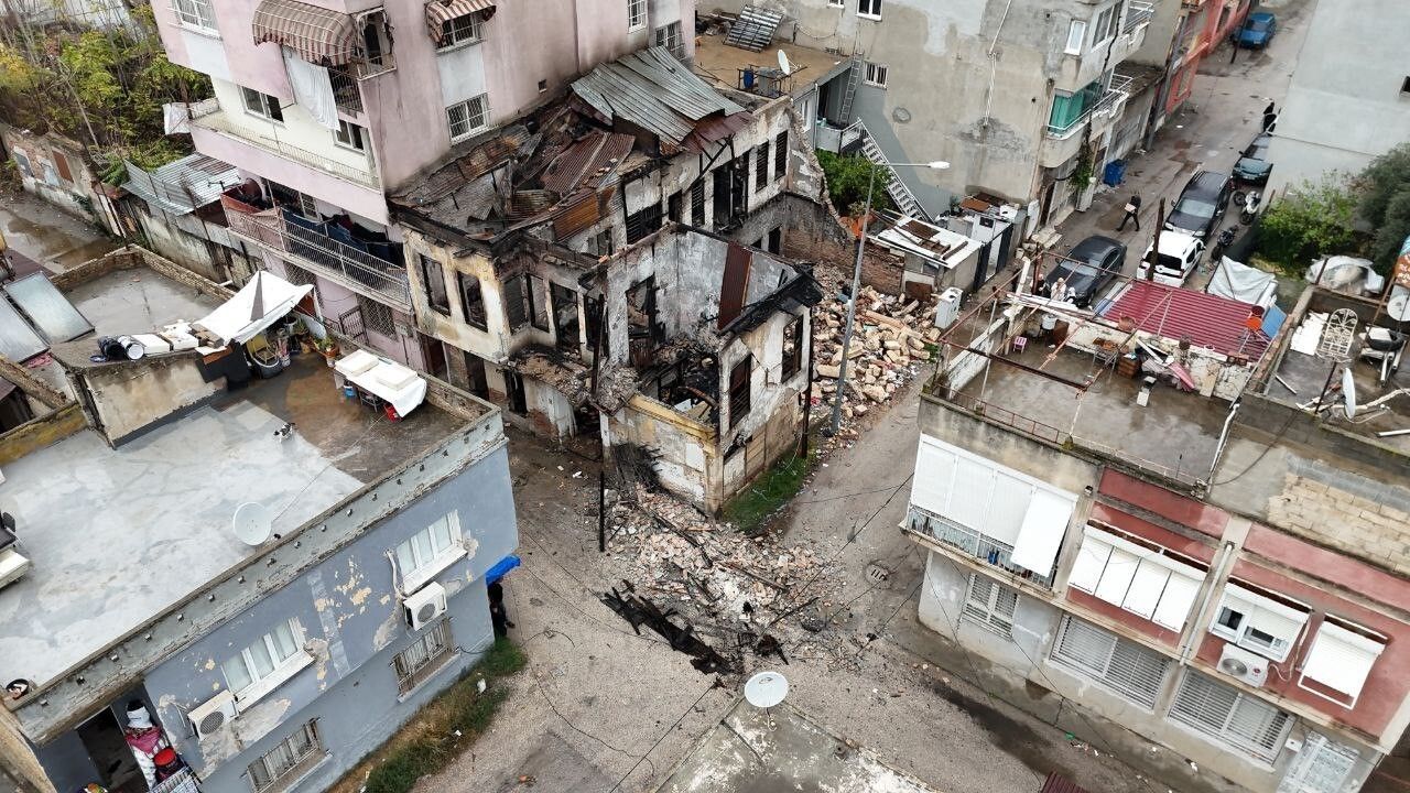 Adana'da metruk binanın bölümü yıkıldı; Döşeme Mahallesi'nde mahalleli deprem zannetti