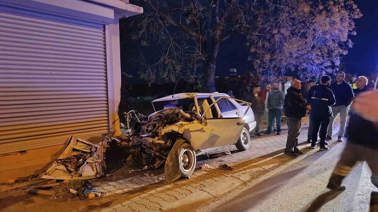 Adana’da otomobil kazasında ağır yaralanan 14 yaşındaki sürücü hayatını kaybetti