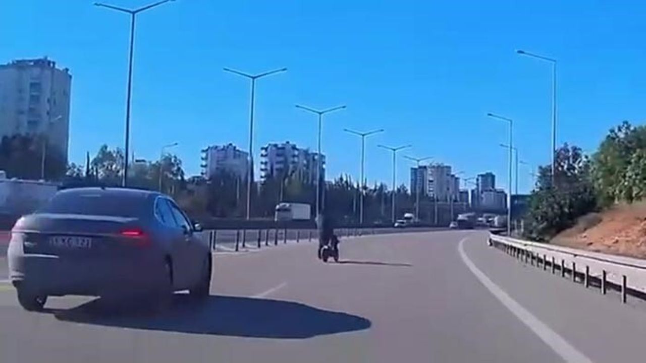 Adana'da otoyolda bisikletli şerit değişimi: Kaza tehlikesi araç içi kamerasında