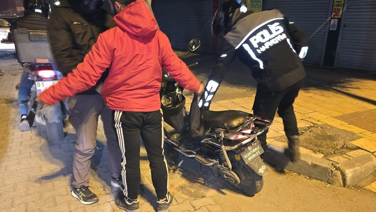 Adana’da park ve sokak denetimlerinde 12 kişi uyuşturucu kullanımında suçüstü yakalandı