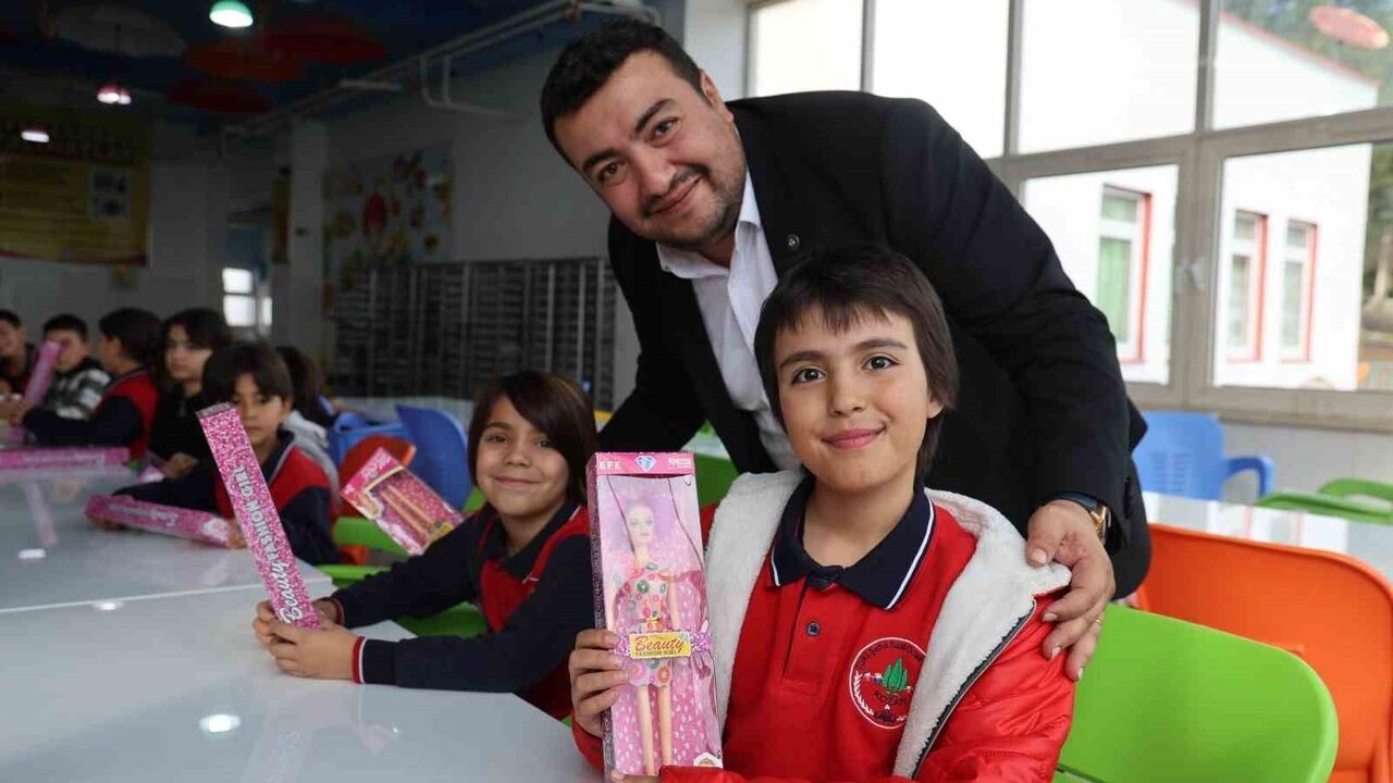 Adana'da sağlık çalışanları yatılı okul öğrencilerine yeni yıl hediyesi