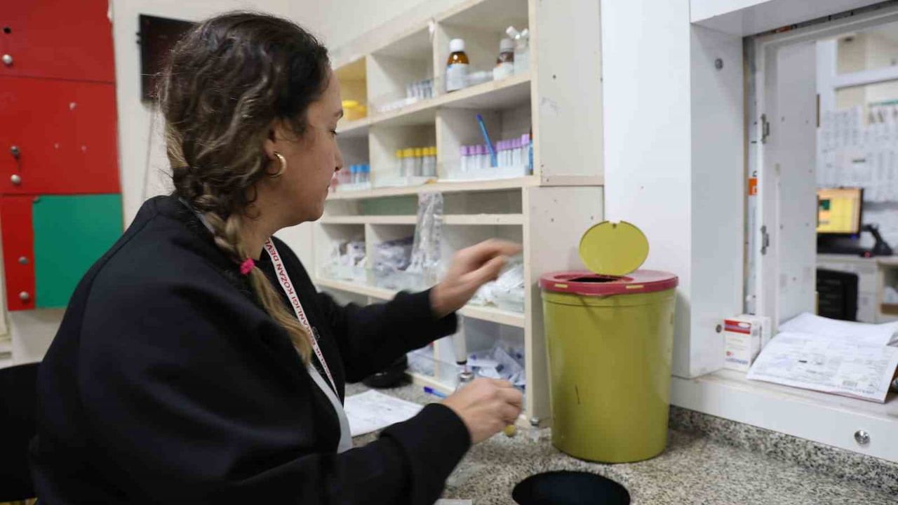 Adana'da sağlık çalışanları yeni yıla nöbette: Kozan Devlet Hastanesi'nde acil servis yoğunluğu