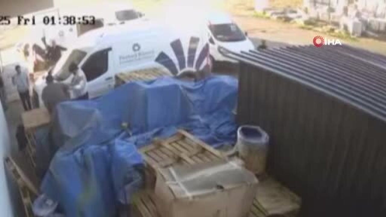 Adana'da Sokakta Bıçaklı Saldırı: Güvenlik Kamerası Görüntüleri Ortaya Çıktı