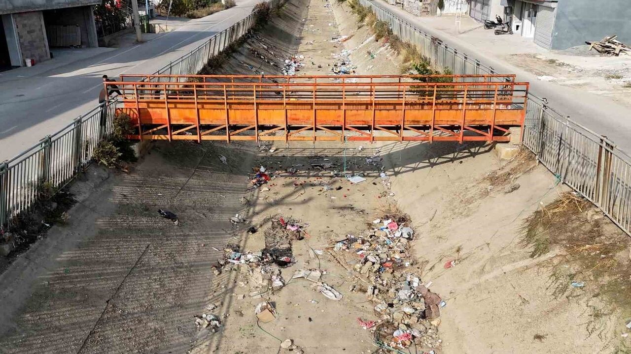 Adana'da Sulama Kanalları Kuraklık ve Düzensiz Atıklar Nedeniyle Çöplüğe Döndü