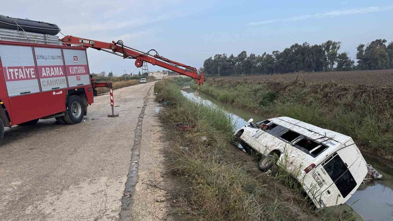 Adana'da tarım işçilerini taşıyan minibüs sulama kanalına devrildi: 18 yaralı