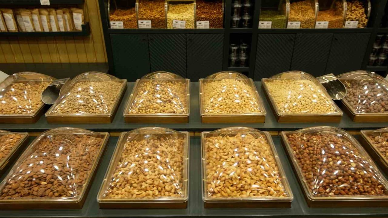 Adana'da yılbaşı öncesi kuru yemişçilere yoğun ilgi