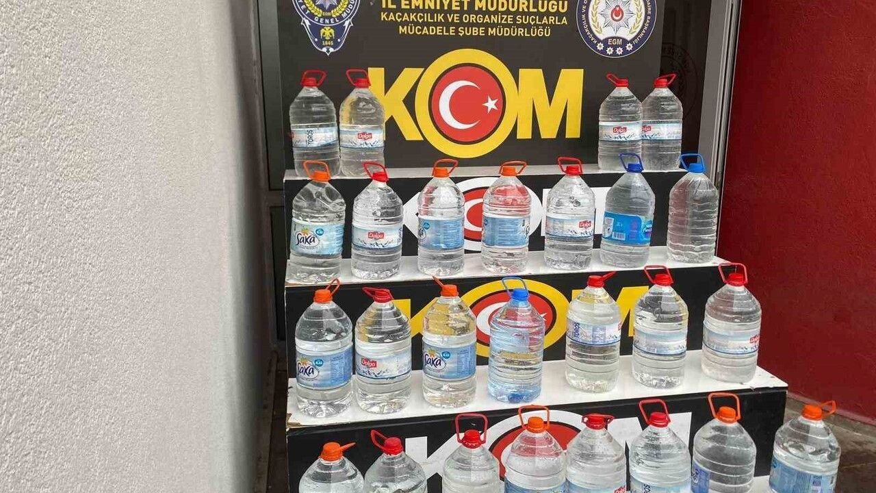 Adana'da yılbaşı öncesi sahte içki operasyonu: 2 ton 80 litre etil alkol ve 174 şişe ele geçirildi