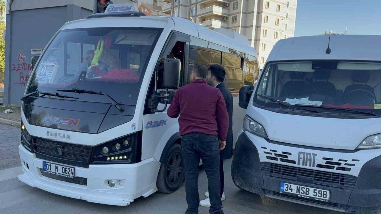 Adana'da yol verme tartışması: PTT kargo sürücüsü ile dolmuş şoförü arasında kavga