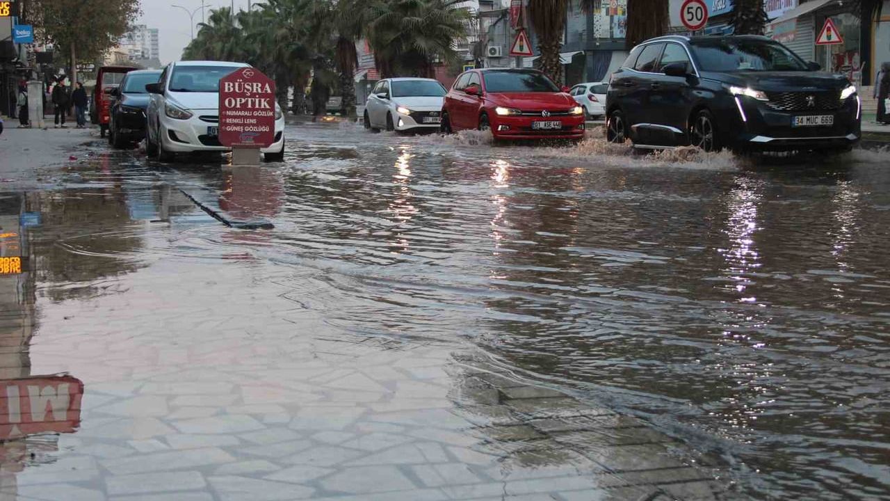 Adana Deniz Mahallesi'nde içme suyu borusu patladı, Mithatpaşa Bulvarı'nda yollar göle döndü