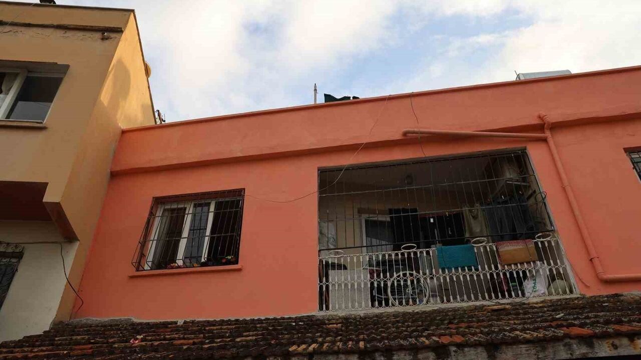 Adana Feke'de 24 yıldır engelli yaşayan Okan, annesiyle pencereden dışarıyı izliyor