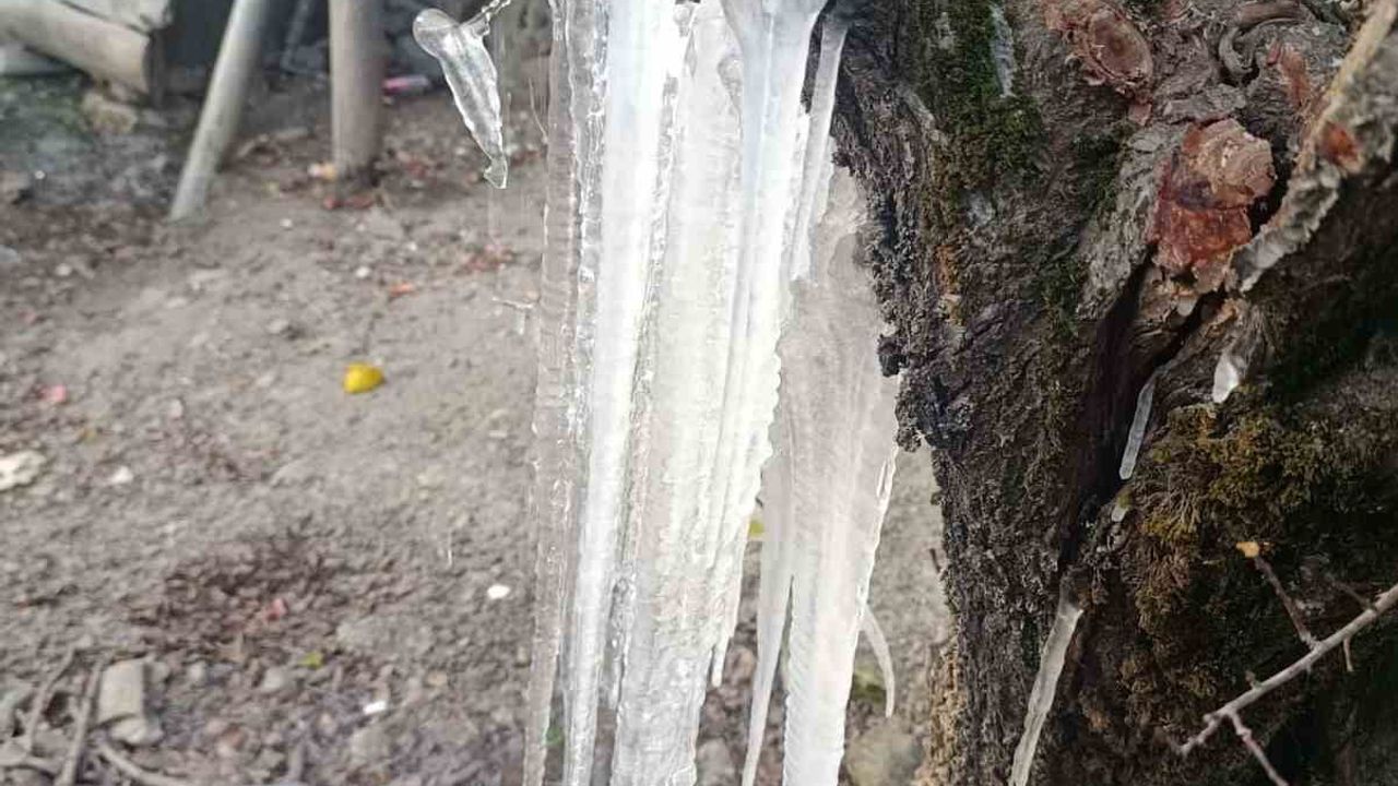 Adana Feke'de Ormancık ve Hopka Dağı eteklerinde buz sarkıtları oluştu