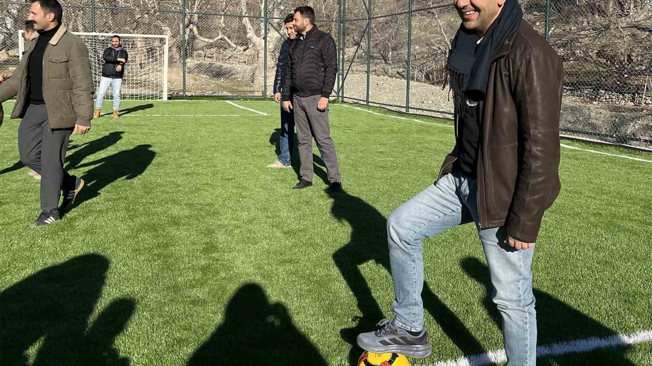 Adana Feke’de Oruçlu, Şahmuratlı, Gaffaruşağı ve Ormancık’ta modern halı sahalar açıldı