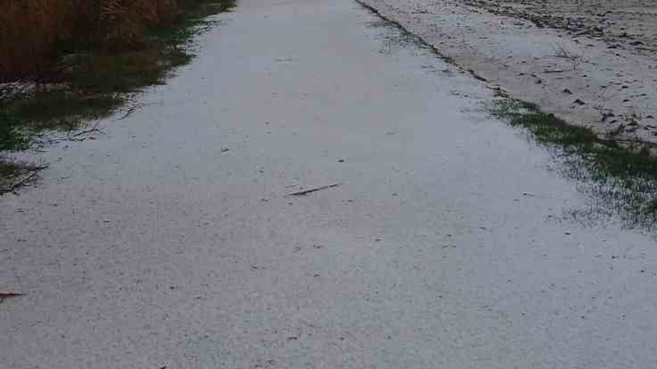 Adana Karataş’ta dolu yağışı: Yollar ve tarlalar beyaza büründü