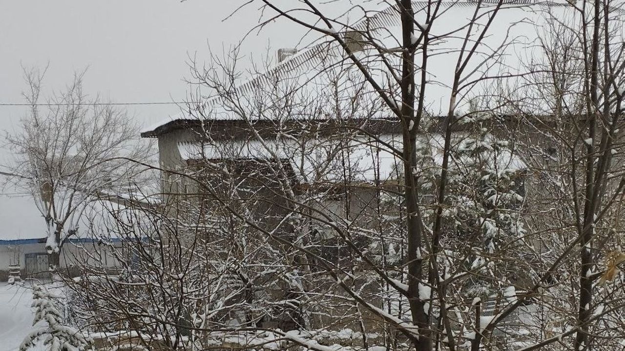 Adana'nın Tufanbeyli ilçesi karla kaplandı; yollar iş makineleriyle açılıyor