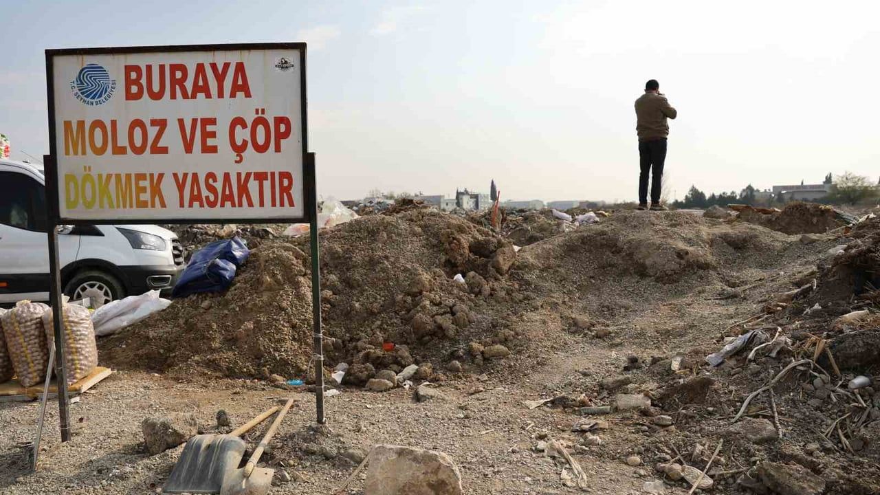 Adana Seyhan'da boş arazi çöplük haline geldi: Vatandaşlar belediye ekiplerinin de atık döktüğünü iddia etti