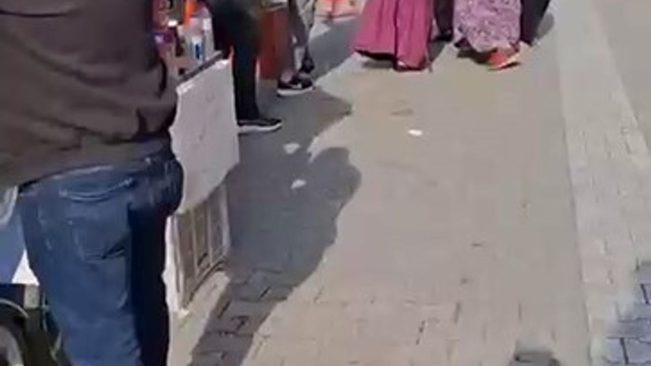 Adana Seyhan'da kadınların sokakta kavga ettiği anlar kamerada