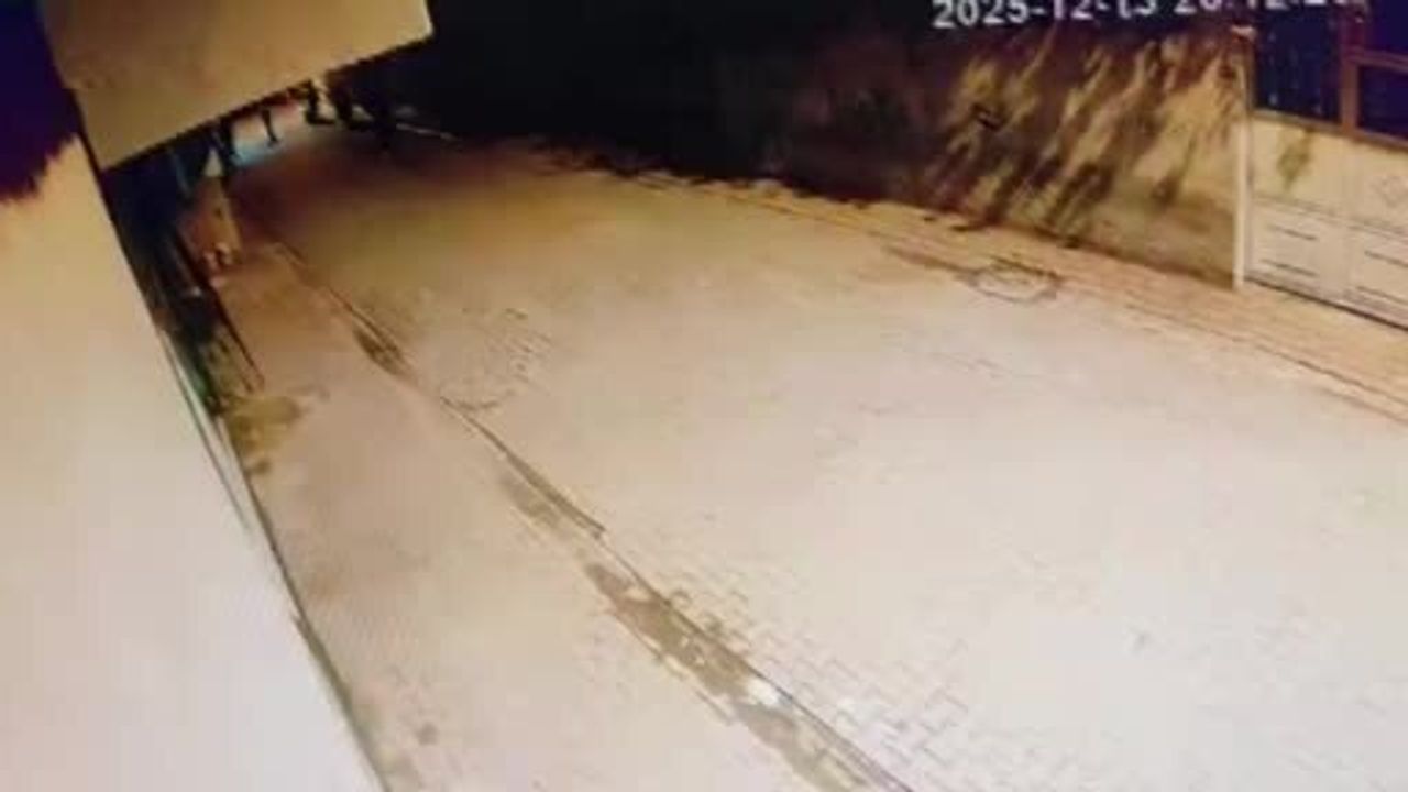 Adana Yüreğir'de evlerin camlarını taşla kıran şüpheli güvenlik kamerasında