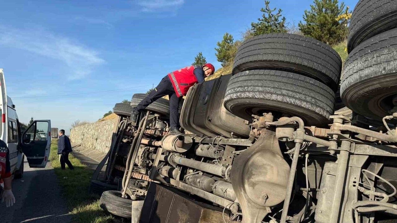 Adapazarı'da kontrolden çıkan tanker devrildi: sürücü yaralandı