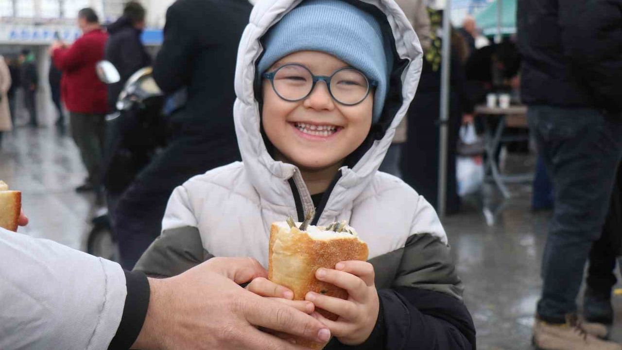 Adapazarı'nda Hamsi Festivali: Doluya Rağmen Horon ve 2 Ton Hamsi İkramı