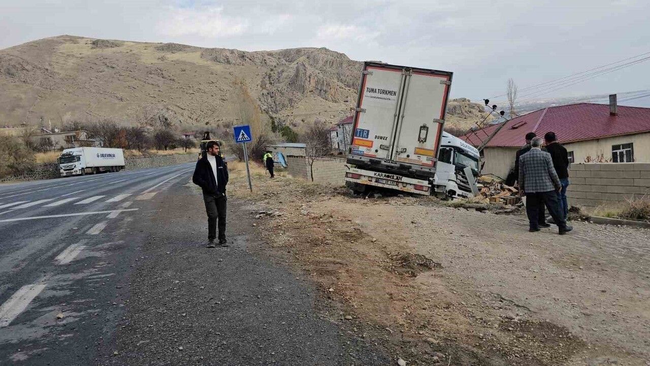 Adilcevaz'da tavuk eti yüklü tır devrildi: Sürücü yaralandı, etler çevreye saçıldı