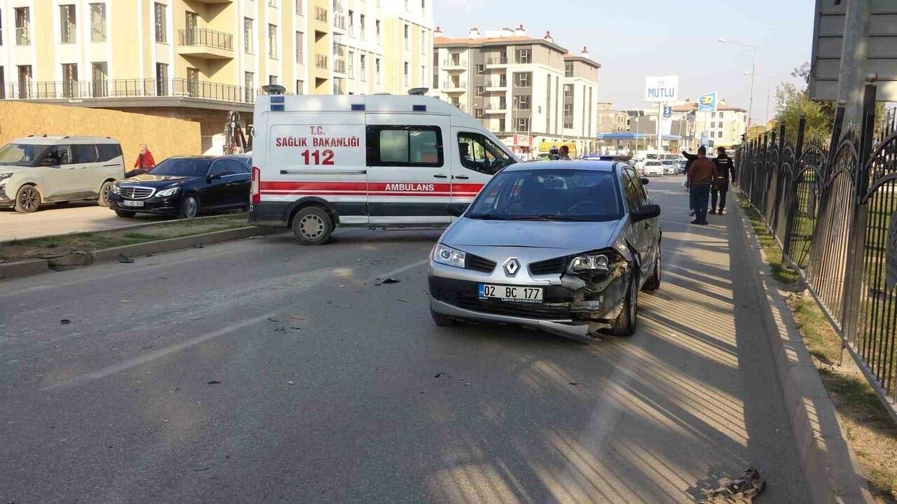 Adıyaman Atatürk Bulvarı'nda kaza: Beton mikseri ile otomobil çarpıştı