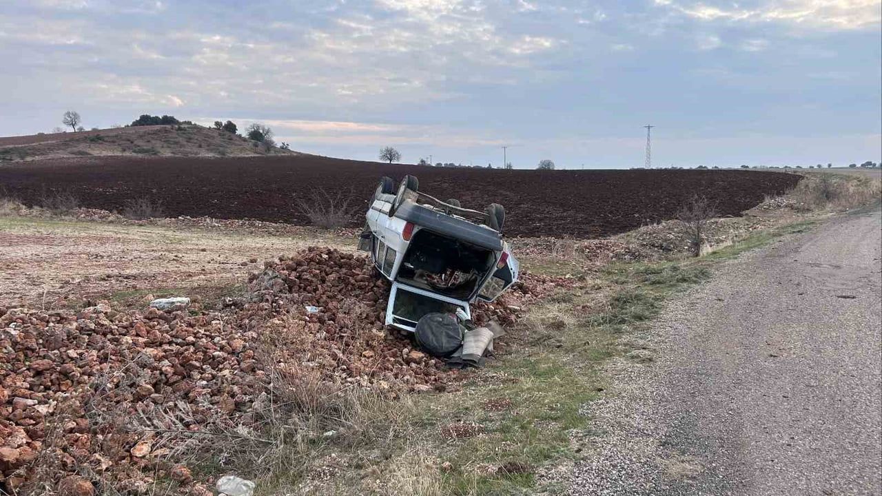 Adıyaman Besni'de güvenlik korucusunun aracı takla attı: sürücü M.A. yaralandı