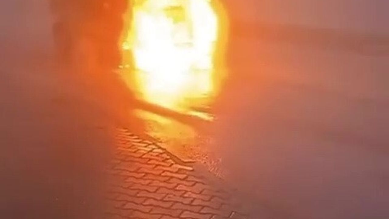 Adıyaman Besni'de Seyir Halindeki Araç Alev Alarak Kullanılamaz Hale Geldi