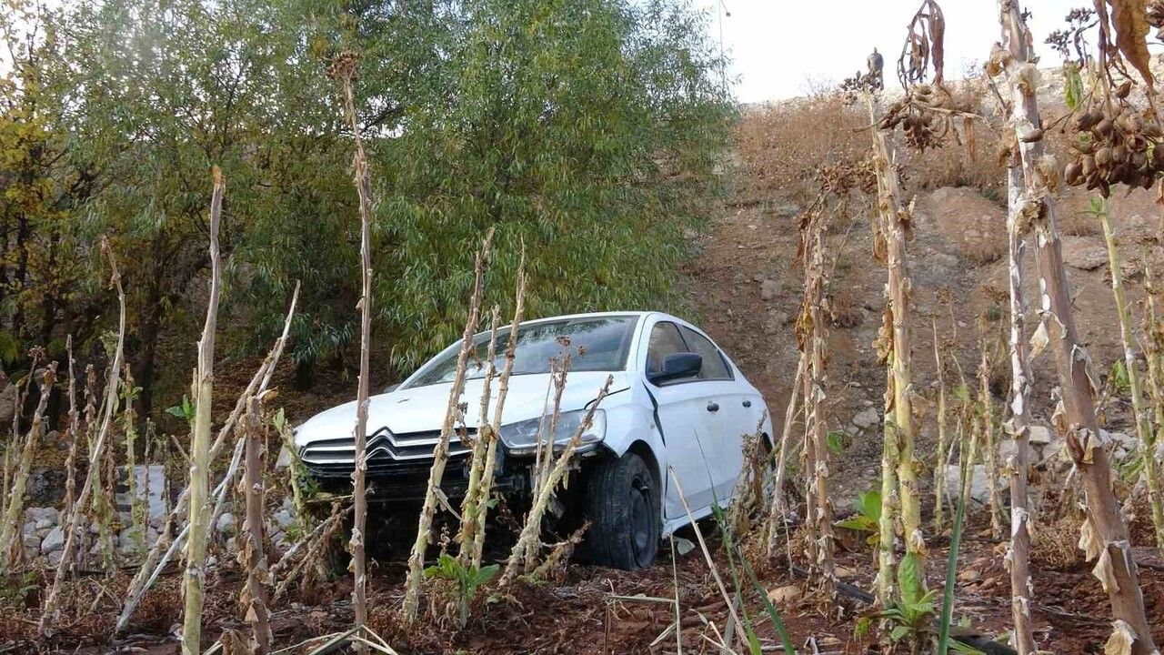 Adıyaman'da 30 metrelik şarampole uçan otomobildeki iki kişi yara almadan kurtuldu
