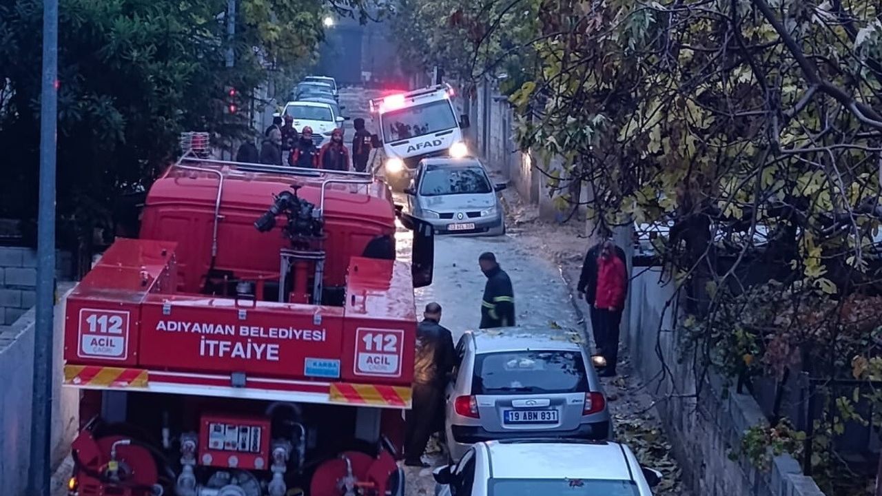 Adıyaman'da çöken yolda mahsur kalan AFAD aracı itfaiye ekipleri tarafından kurtarıldı