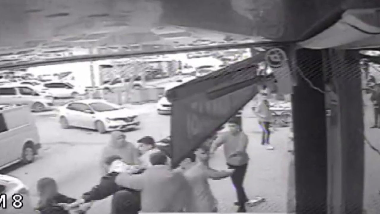 Adıyaman'da el-kol hareketi tartışmayı büyüttü: Yumruklu ve tekmeli kavga güvenlik kamerasında