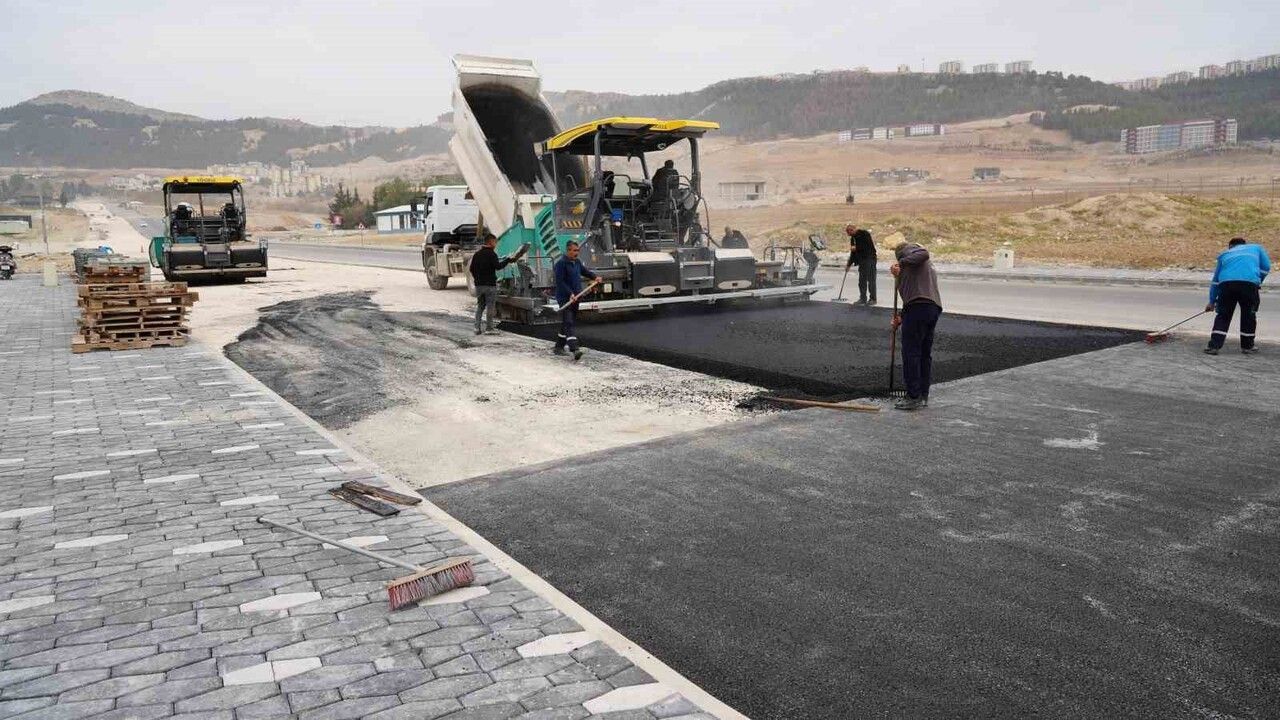Adıyaman'da Esentepe Caddesi okullar bölgesinde asfalt serimi hızlandırıldı