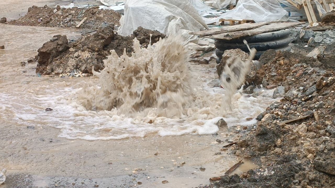 Adıyaman'da inşaatta delinen doğal gaz borusu ekipleri alarma geçirdi
