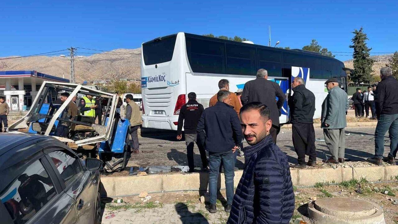 Adıyaman'da Kahta-Siverek Karayolu'nda yolcu otobüsü ile traktör çarpıştı: 1 yaralı