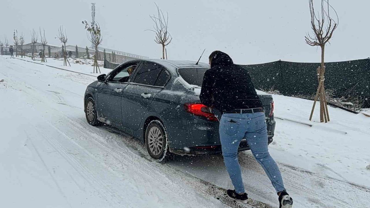 Adıyaman'da kar ulaşımı aksattı: 3 uçuş iptal, kent merkezinde kazalar