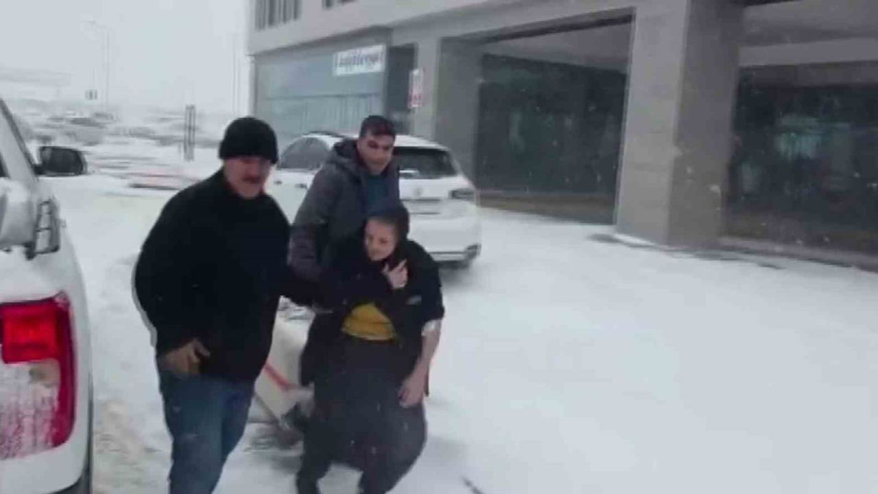 Adıyaman'da kara saplanan ambulanstaki hasta belediye ekipleri tarafından kurtarıldı