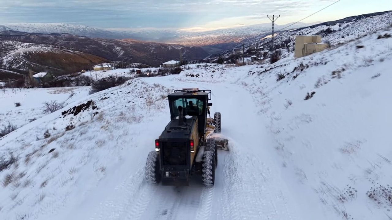 Adıyaman'da karla mücadele devam ediyor: 37 araç ve 52 personelle ulaşım güvencesi