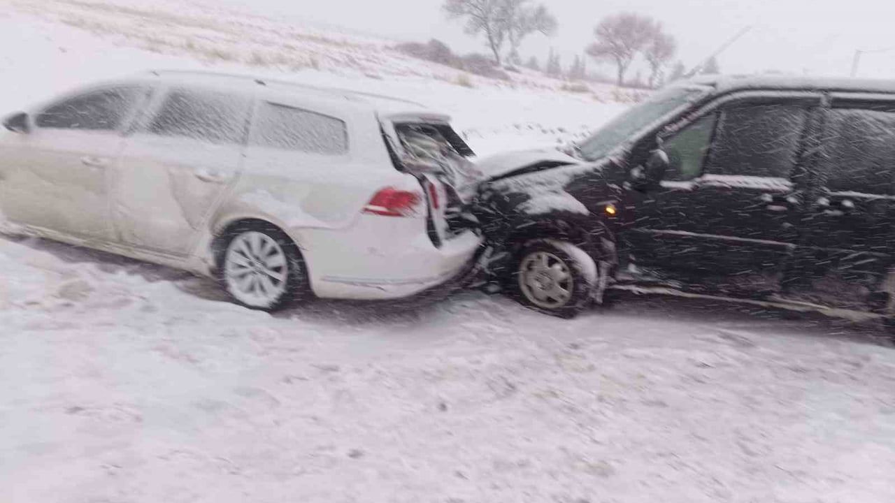 Adıyaman'da karlı yolda iki aracın çarpışması: 1 yaralı