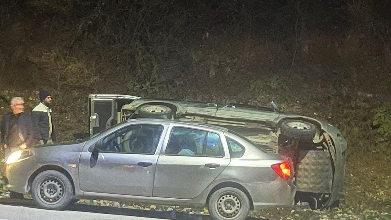 Adıyaman'da kayganlaşan yolda kontrolden çıkan otomobil şarampole devrildi