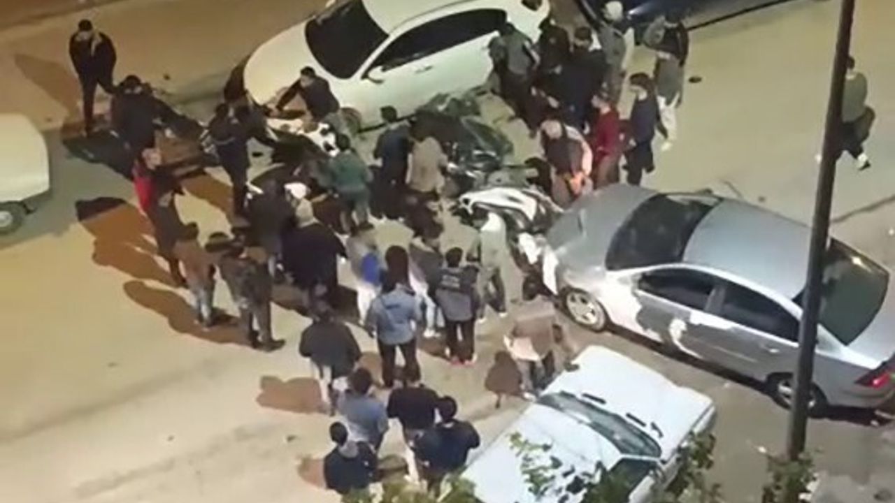 Adıyaman'da kontrolden çıkan otomobil park halindeki 4 otomobile ve 3 motosiklete çarptı: 1 yaralı