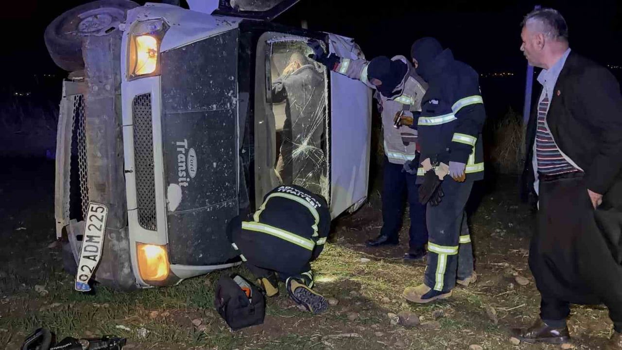 Adıyaman'da minibüs şarampole devrildi: 4 yaralı