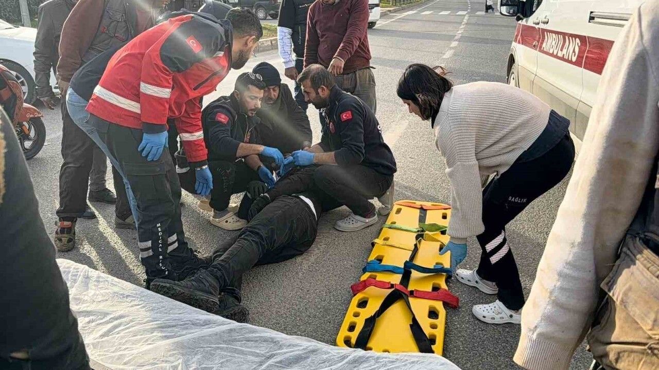Adıyaman'da motosiklet sürücüsü yayaya çarpmamak için motosikleti devirdi: 1 yaralı